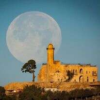 הירח מביט על קבר שמואל הנביא | חיים גולדברג, פלאש 90 הירח מביט על קבר שמואל הנביא | חיים גולדברג, פלאש 90