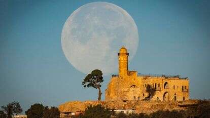 הירח מביט על קבר שמואל הנביא | חיים גולדברג, פלאש 90