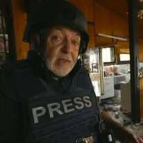 עיתונאי BBC ג'רמי בואן בבית משפחת הורנשטיין בנתיב העשרה | מסך עיתונאי BBC ג'רמי בואן בבית משפחת הורנשטיין בנתיב העשרה | מסך