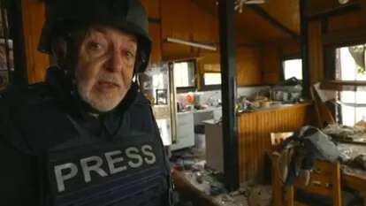 עיתונאי BBC ג'רמי בואן בבית משפחת הורנשטיין בנתיב העשרה | מסך עיתונאי BBC ג'רמי בואן בבית משפחת הורנשטיין בנתיב העשרה | מסך