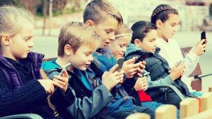 ילדים עם מסכים | שאטרסטוק ילדים עם מסכים | שאטרסטוק