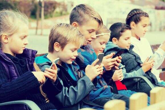 ילדים עם מסכים | שאטרסטוק