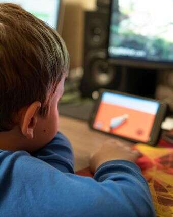 ילדים עם מסכים | שאטרסטוק