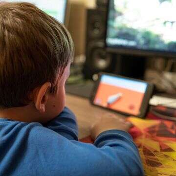 ילדים עם מסכים | שאטרסטוק ילדים עם מסכים | שאטרסטוק