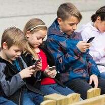 ילדים עם מסכים | שאטרסטוק