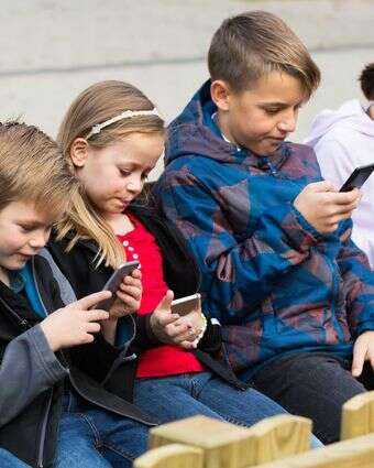 ילדים עם מסכים | שאטרסטוק