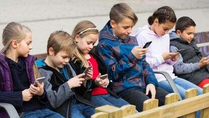 ילדים עם מסכים | שאטרסטוק ילדים עם מסכים | שאטרסטוק