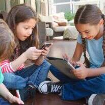 ילדים עם מסכים | שאטרסטוק