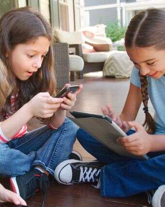 ילדים עם מסכים | שאטרסטוק