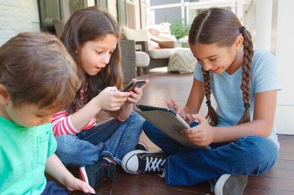 ילדים עם מסכים | שאטרסטוק