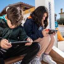 ילדים עם מסכים | שאטרסטוק