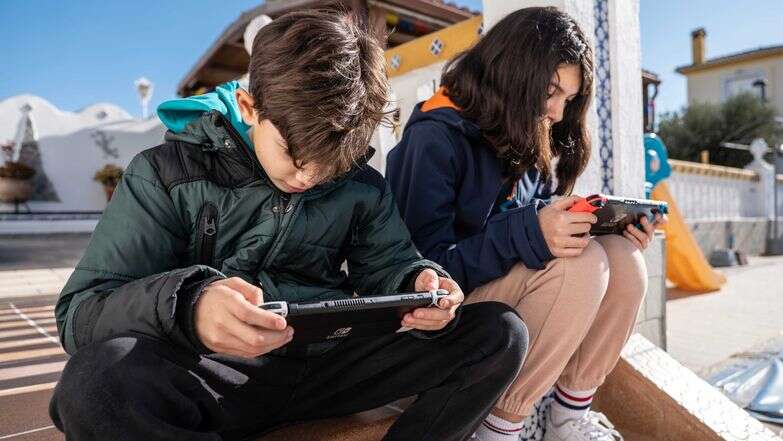 ילדים עם מסכים | שאטרסטוק