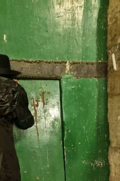 המזוזה בפתח שער מוכרי הכותנה, לפני שהוסרה בידי המשטרה | ללא