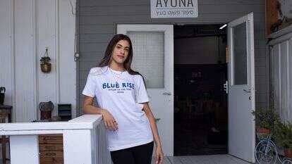 נירלט משיקה חולצת טי במהדורה מוגבלת בהשראת צבע השנה של החברה - BLUE RISE 2026 | מיכאל טופיול