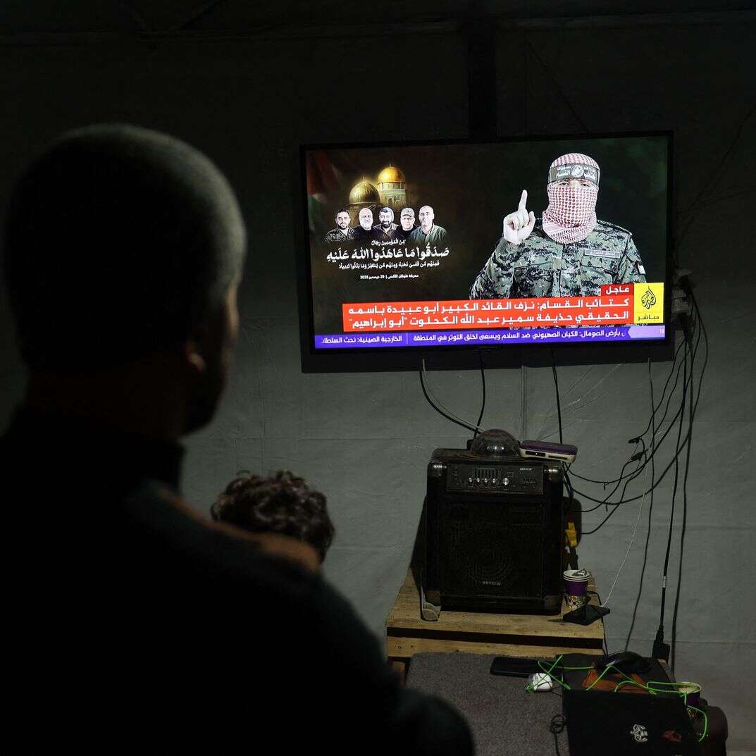 עזתים צופים בדובר חמאס במחנה בוריג' שבמרכז הרצועה בשבוע שעבר | AFP