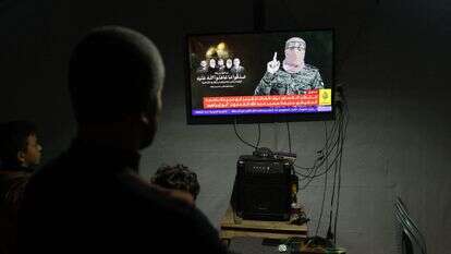 עזתים צופים בדובר חמאס במחנה בוריג' שבמרכז הרצועה בשבוע שעבר | AFP