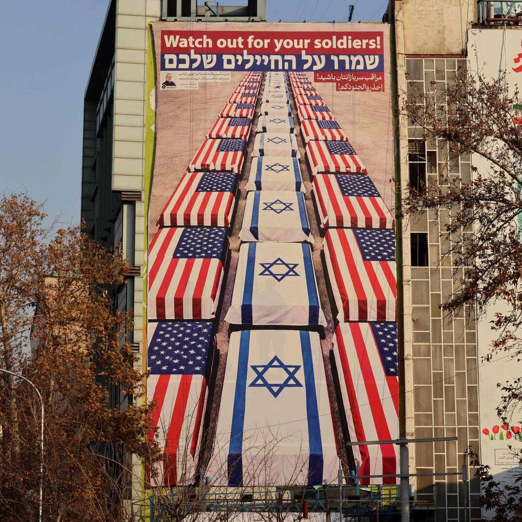 שלט חוצות אנטי-אמריקאי ואנטי-ישראלי באיראן | ATTA KENARE / AFP