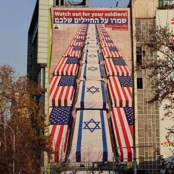 שלט חוצות אנטי-אמריקאי ואנטי-ישראלי באיראן | ATTA KENARE / AFP