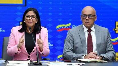 סגנית נשיא ונצואלה לשעברדלסי רודריגז נואמת לצד אחיה, נשיא האסיפה הלאומית של ונצואלה חורחה רודריגז | AFP