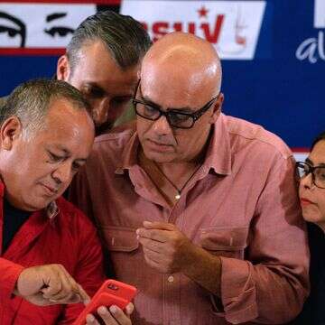 סגנית נשיא ונצואלה דלסי רודריגז, חורחה רודריגז ודיוסדאדו קביו בזמן שהם ממתינים לתוצאות הבחירות האזוריות במטה הקמפיין של מפלגת השלטון בקראקס אוקטובר 2017 | AFP