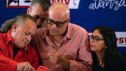 סגנית נשיא ונצואלה דלסי רודריגז, חורחה רודריגז ודיוסדאדו קביו בזמן שהם ממתינים לתוצאות הבחירות האזוריות במטה הקמפיין של מפלגת השלטון בקראקס אוקטובר 2017 | AFP