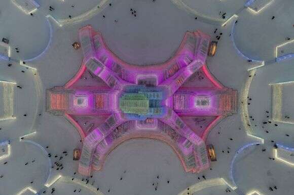 משתתפים משקיפים על הנופים בפסטיבל הקרח והשלג השנתי | AP