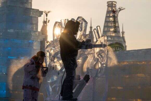 פסלי קרח מכינים את עבודותיהם לתחרות | AP