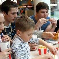 אוכלים ג'אנק פוד | שאטרסטוק אוכלים ג'אנק פוד | שאטרסטוק