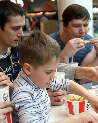 אוכלים ג'אנק פוד | שאטרסטוק