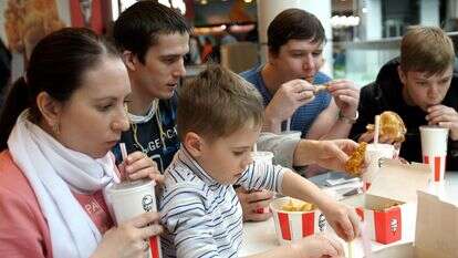 אוכלים ג'אנק פוד | שאטרסטוק אוכלים ג'אנק פוד | שאטרסטוק
