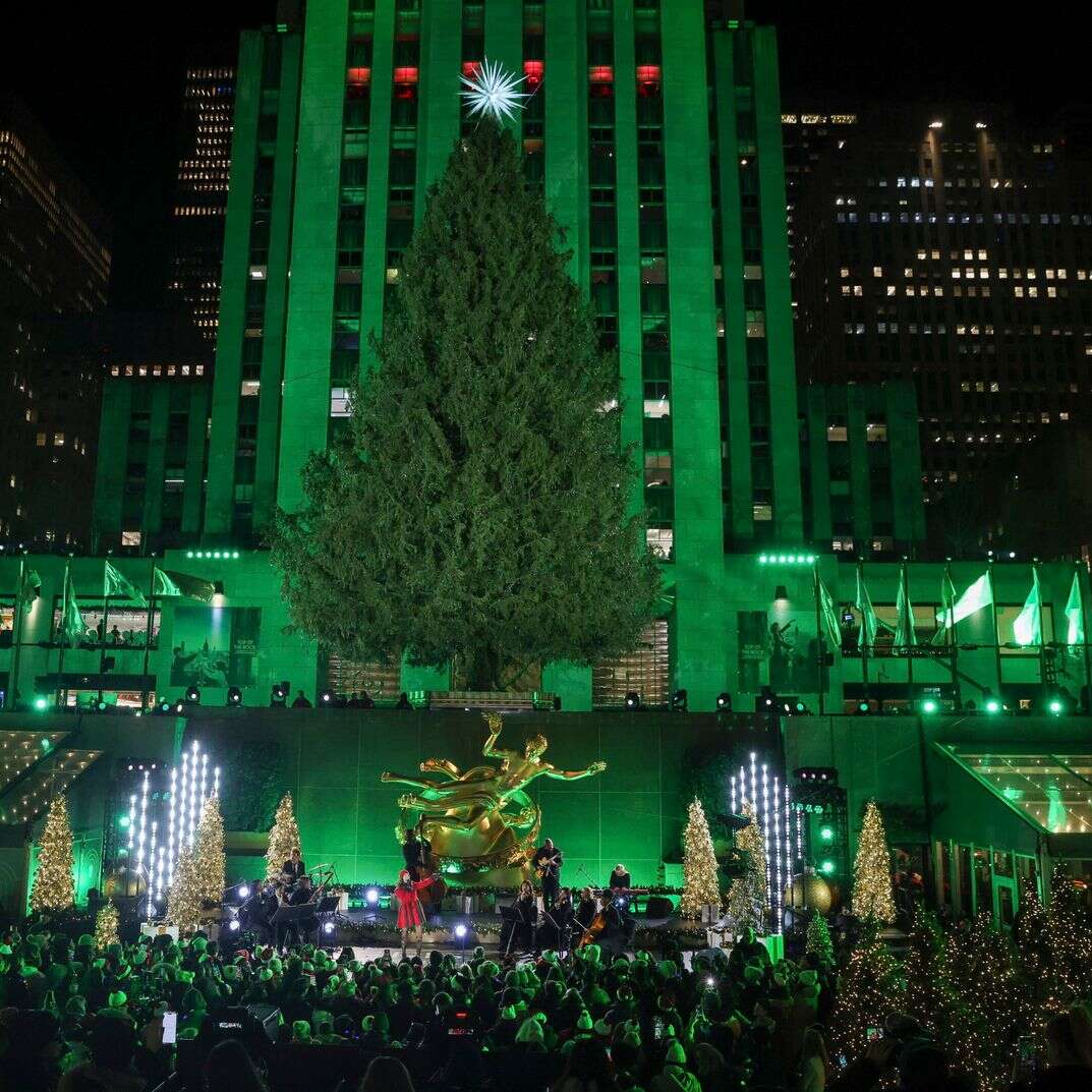 מגדל בניו יורק מואר בצבע הירוק | EPA