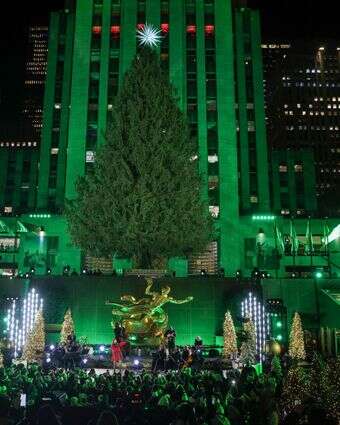 מגדל בניו יורק מואר בצבע הירוק | EPA
