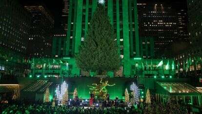 מגדל בניו יורק מואר בצבע הירוק | EPA מגדל בניו יורק מואר בצבע הירוק | EPA