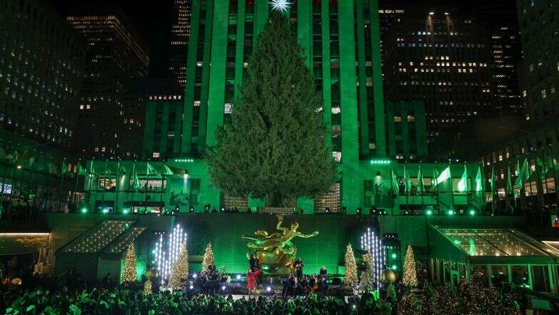 מגדל בניו יורק מואר בצבע הירוק | EPA