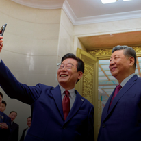 נשיא דרום קוריאה לי ג'ה מיונג (שמאל) מצלם סלפי עם נשיא סין שי ג'ינפינג | AFP