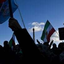 מפגינים מנופפים בדגלי איראן שלפני המהפכה האסלאמית | AFP