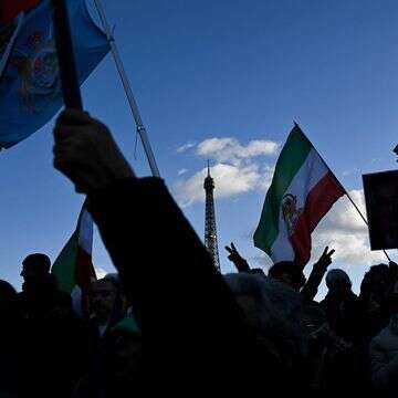 מפגינים מנופפים בדגלי איראן שלפני המהפכה האסלאמית | AFP