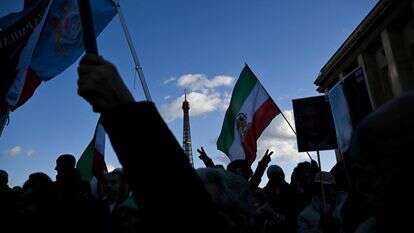 מפגינים מנופפים בדגלי איראן שלפני המהפכה האסלאמית | AFP מפגינים מנופפים בדגלי איראן שלפני המהפכה האסלאמית | AFP