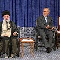 המנהיג העליון של איראן עלי חמינאי (שמאל) ונשיא איראן מסעוד פזשכיאן | KHAMENEI.IR / AFP