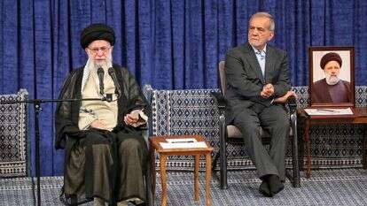 המנהיג העליון של איראן עלי חמינאי (שמאל) ונשיא איראן מסעוד פזשכיאן | KHAMENEI.IR / AFP