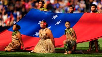 רקדנים על רקע דגל סמואה | EPA