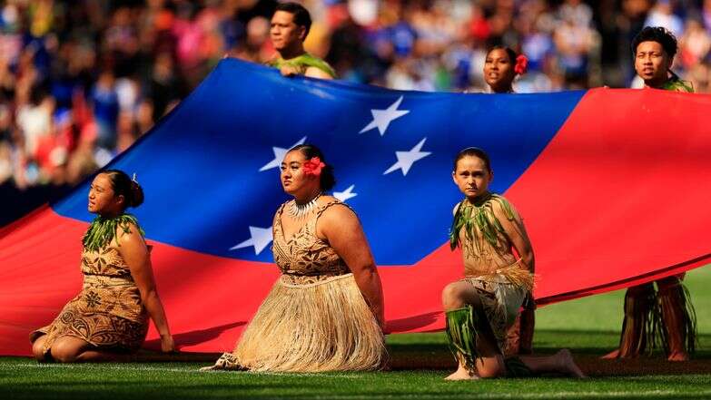 רקדנים על רקע דגל סמואה | EPA