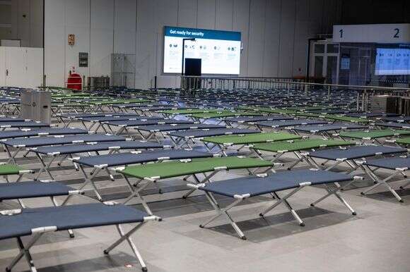 מיטות לנוסעים התקועים בנמל התעופה בהולנד | EPA מיטות לנוסעים התקועים בנמל התעופה בהולנד | EPA