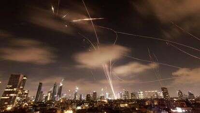 כאשר מנסים לפרש ענייני ציבור במונחים תיאולוגיים, ראוי לנהוג זהירות ולהגדיר את מושגינו. טיל איראני מיורט בשמי תל־אביב, יוני 2025 | איי.אף.פי