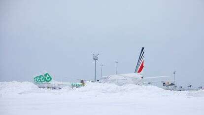 שדה תעופה מושלג בצרפת | AFP שדה תעופה מושלג בצרפת | AFP