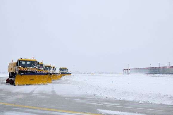 מפנים את השלג מנמל התעופה אורלי בפריז | AFP מפנים את השלג מנמל התעופה אורלי בפריז | AFP