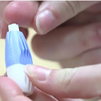 בדיקת דם באמצעות דקירה באצבע | צילום מסך מיוטיוב