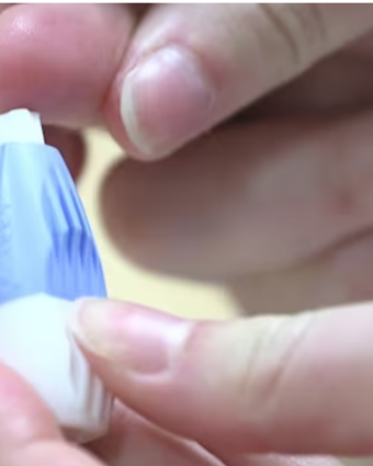 בדיקת דם באמצעות דקירה באצבע | צילום מסך מיוטיוב