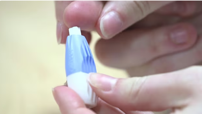 בדיקת דם באמצעות דקירה באצבע | צילום מסך מיוטיוב