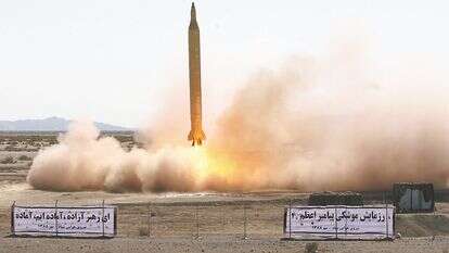 הפצצה והכאוס. שיגור טיל בליסטי איראני מדגם "שהאב-3" | EPA הפצצה והכאוס. שיגור טיל בליסטי איראני מדגם "שהאב-3" | EPA